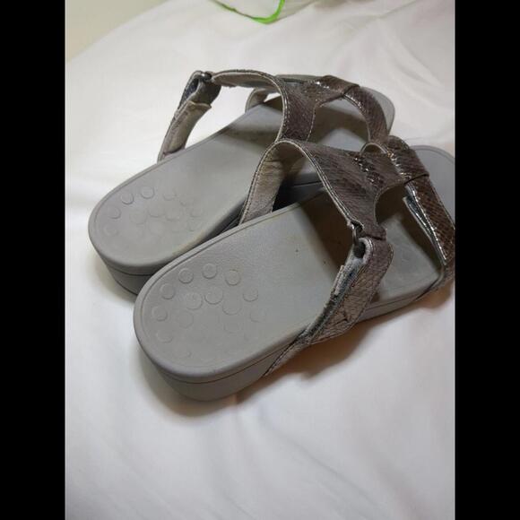 Vionic Silver Ladies Size 5 With Adjustable Strap Preowned - Picture 2 of 5